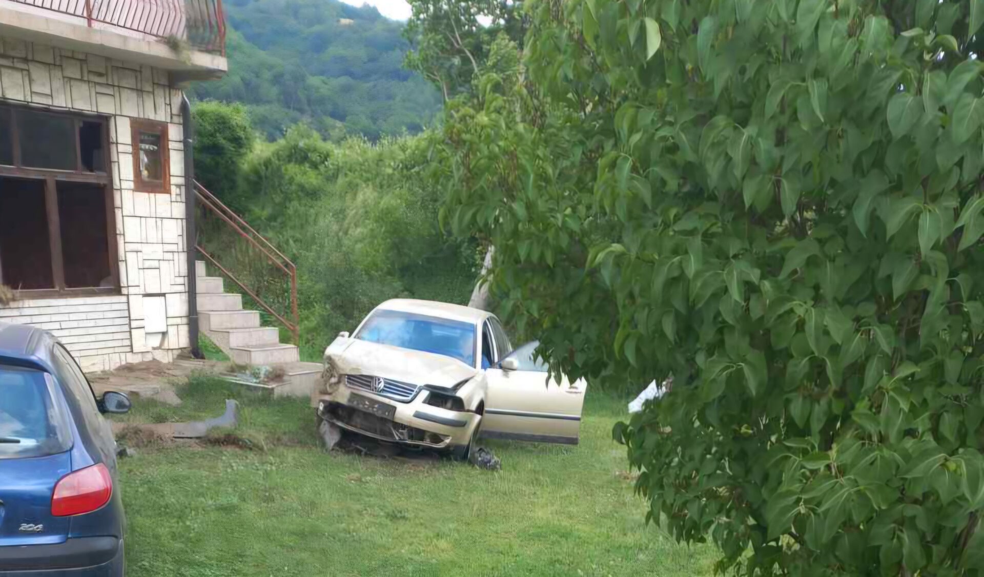 Automobil sletio s puta i udario u porodičnu kuću kod petlje Automobil sletio s puta i udario u porodičnu kuću kod petlje